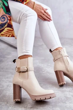 Skórzane Botki Na Słupku Z Ozdobnym Paskiem Beżowe Maresol