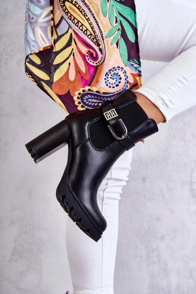 Skórzane Botki Na Słupku Z Ozdobnym Paskiem Czarne Maresol