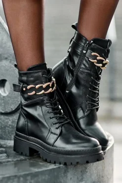 Skórzane Botki Workery Z Ozdobnym Paskiem Czarne Enili