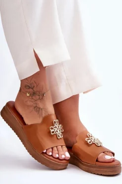 Skórzane Damskie Klapki Na Platformie z Ozdobą Brązowe Azera