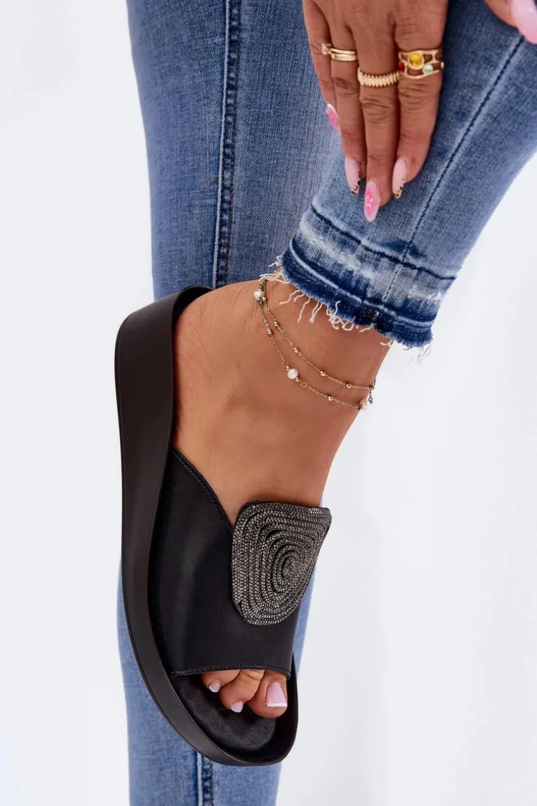 Skórzane Damskie Klapki Z Ozdobą KV51-028 Czarne