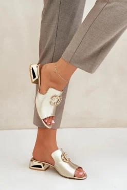 Skórzane Eleganckie Klapki Damskie Na Niskim Obcasie Laura Messi 2874 Złote