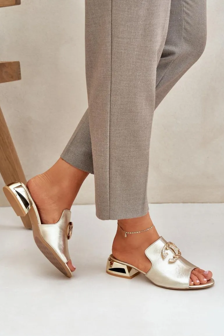 Skórzane Eleganckie Klapki Damskie Na Niskim Obcasie Laura Messi 2874 Złote