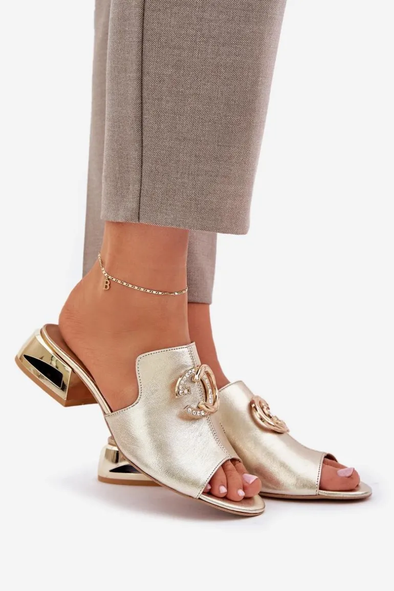 Skórzane Eleganckie Klapki Damskie Na Niskim Obcasie Laura Messi 2874 Złote