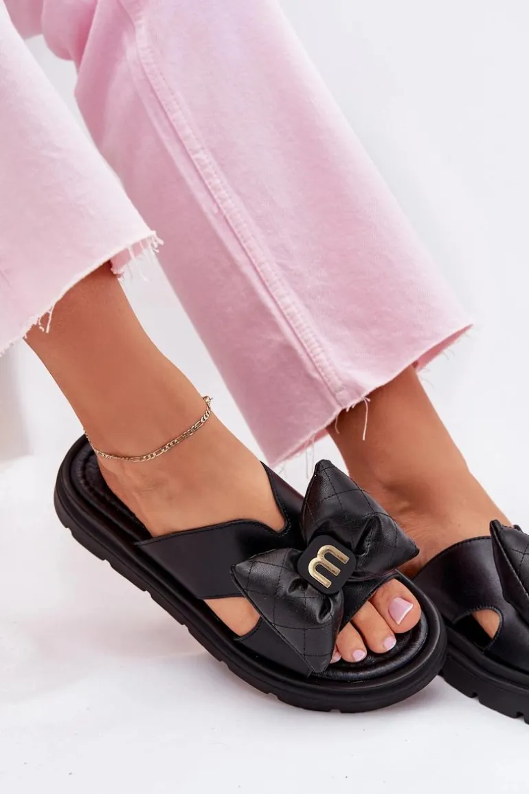 Skórzane Klapki Damskie Na Platformie Z Kokardą CheBello 4647 Czarne
