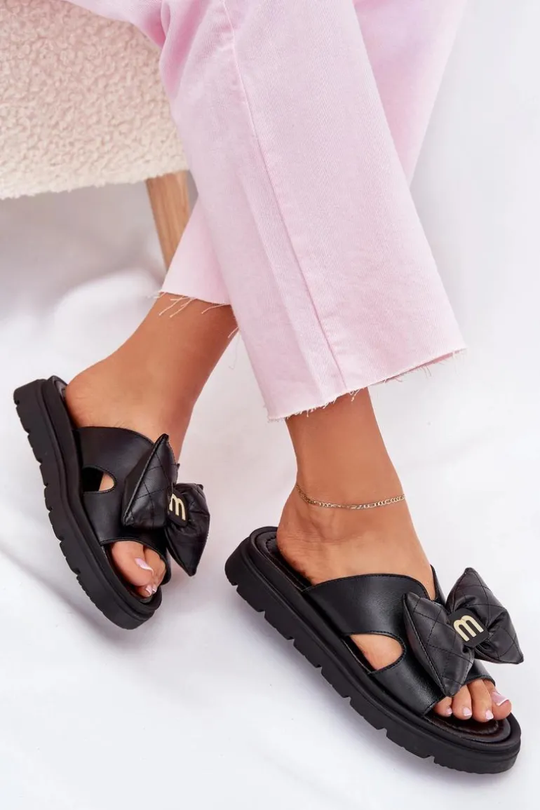 Skórzane Klapki Damskie Na Platformie Z Kokardą CheBello 4647 Czarne