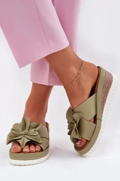 Skórzane Klapki Damskie Na Koturnie Z Ozdobnym Kwiatem Artiker 52C0503 Zielone