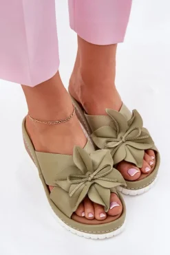 Skórzane Klapki Damskie Na Koturnie Z Ozdobnym Kwiatem Artiker 52C0503 Zielone