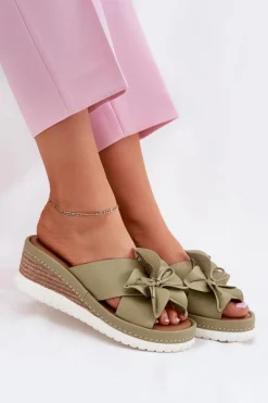 Skórzane Klapki Damskie Na Koturnie Z Ozdobnym Kwiatem Artiker 52C0503 Zielone