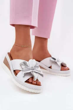 Skórzane Klapki Damskie Na Koturnie Z Ozdobnym Kwiatem Artiker 54C0538 Biało-Srebrne