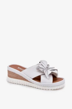 Skórzane Klapki Damskie Na Koturnie Z Ozdobnym Kwiatem Artiker 54C0538 Biało-Srebrne