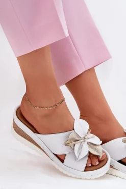 Skórzane Klapki Damskie Na Koturnie Z Ozdobnym Kwiatem Artiker 52C0537 Białe