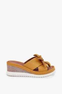 Skórzane Klapki Damskie Na Koturnie Z Ozdobnym Kwiatem Artiker 52C0504 Żółte