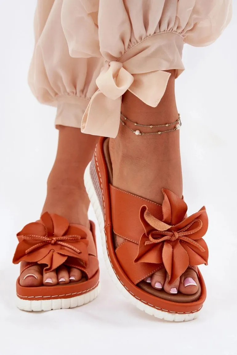 Skórzane Klapki Damskie Na Koturnie Z Ozdobnym Kwiatem Artiker 52C0505 Pomarańczowe