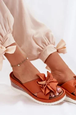 Skórzane Klapki Damskie Na Koturnie Z Ozdobnym Kwiatem Artiker 52C0505 Pomarańczowe