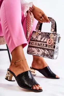 Skórzane Klapki Damskie Wzór Krokodyl Na Obcasie Czarne Perry