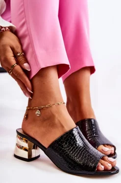 Skórzane Klapki Damskie Wzór Krokodyl Na Obcasie Czarne Perry