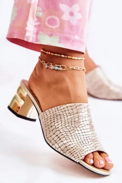 Skórzane Klapki Damskie Wzór Krokodyl Na Obcasie Beżowe Perry