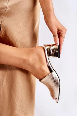 Skórzane Klapki Damskie Wzór Krokodyl Na Obcasie Złote Perry