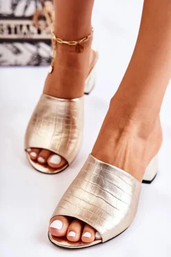 Skórzane Klapki Damskie Wzór Krokodyl Na Obcasie Złote Perry