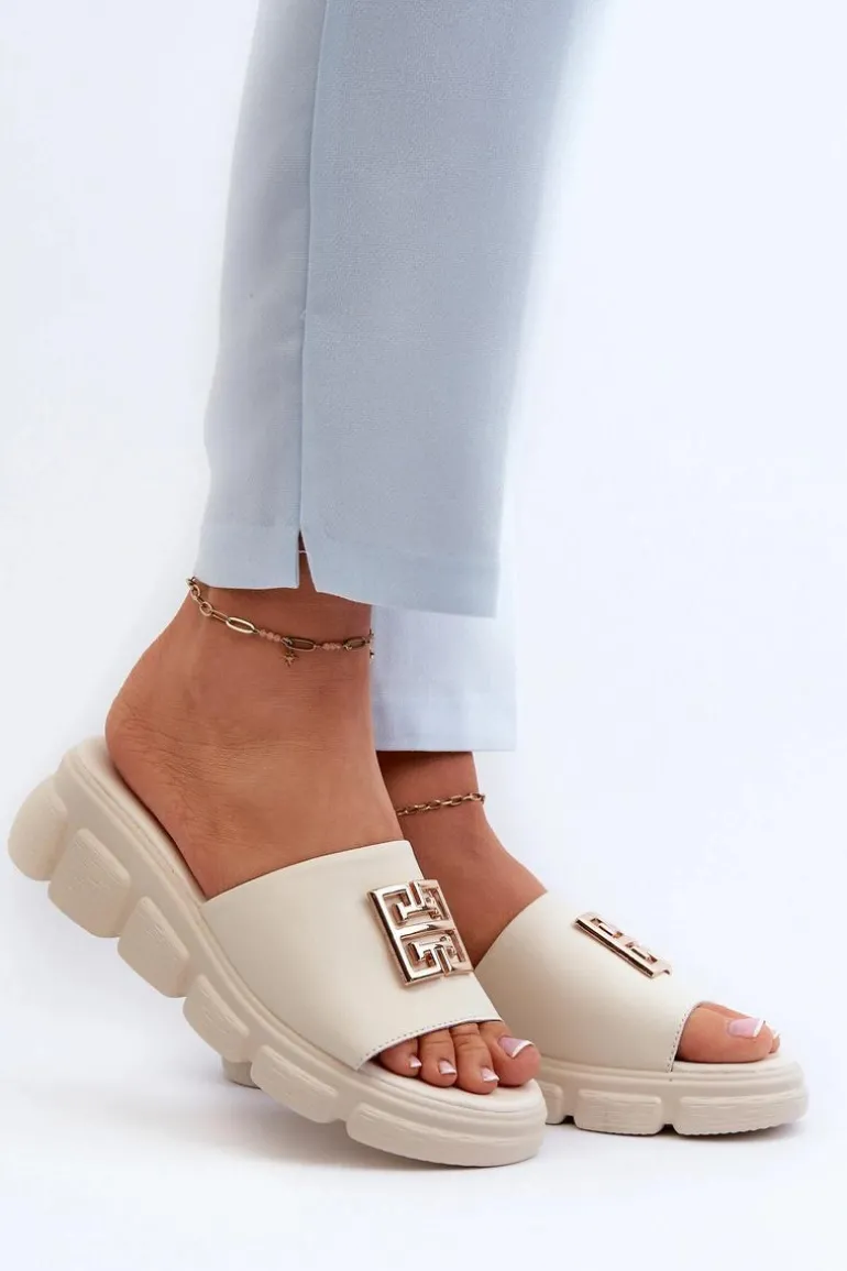 Skórzane Klapki Damskie Ze Złotą Ozdobą Na Koturnie Vinceza 41444 Beżowe