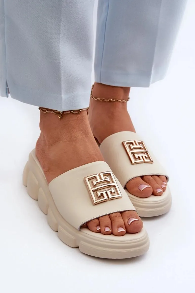 Skórzane Klapki Damskie Ze Złotą Ozdobą Na Koturnie Vinceza 41444 Beżowe