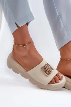 Skórzane Klapki Damskie Ze Złotą Ozdobą Na Koturnie Vinceza 41444 Beżowe