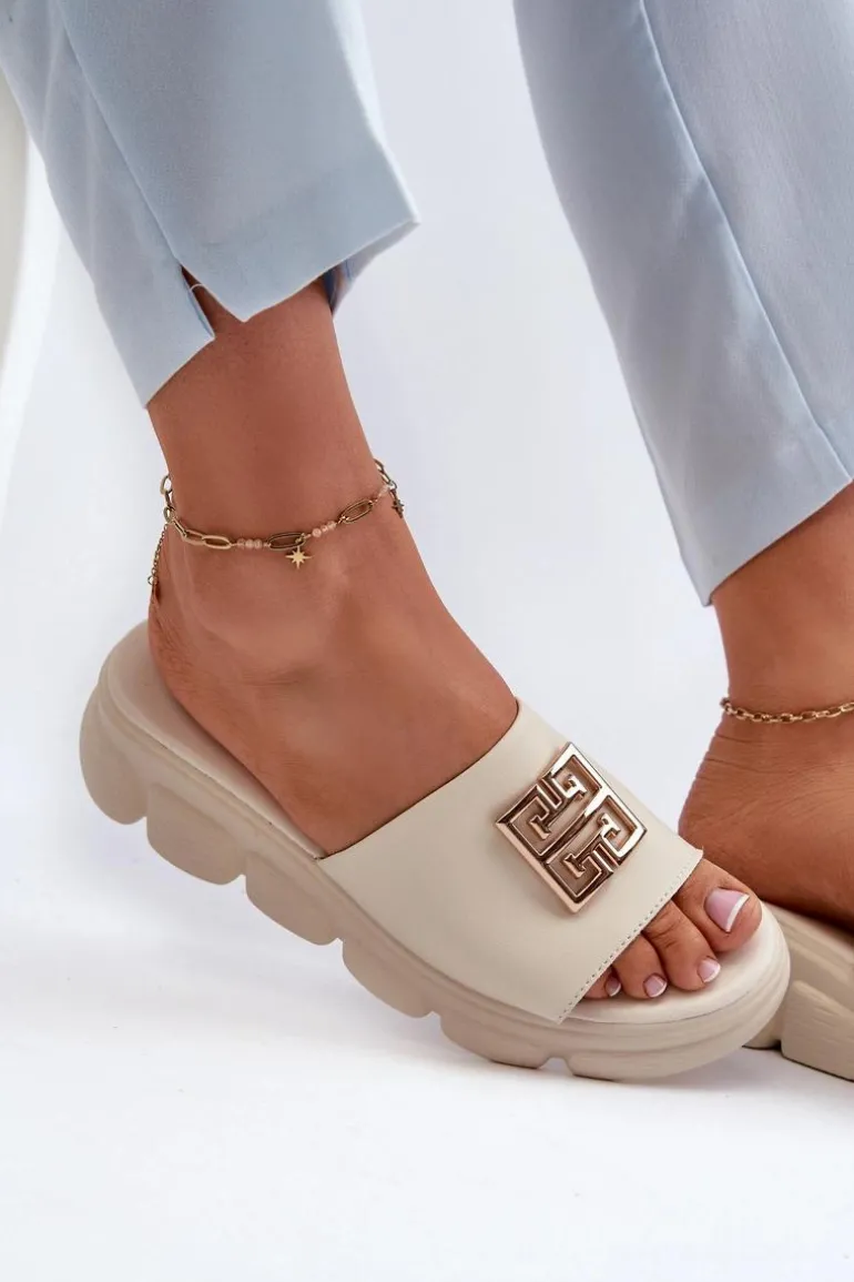 Skórzane Klapki Damskie Ze Złotą Ozdobą Na Koturnie Vinceza 41444 Beżowe