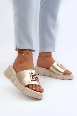 Skórzane Klapki Damskie Ze Złotą Ozdobą Na Koturnie Vinceza 41444 Złote