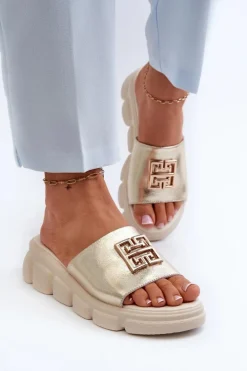 Skórzane Klapki Damskie Ze Złotą Ozdobą Na Koturnie Vinceza 41444 Złote