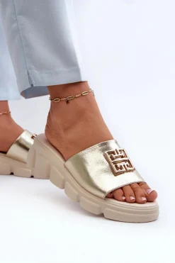 Skórzane Klapki Damskie Ze Złotą Ozdobą Na Koturnie Vinceza 41444 Złote