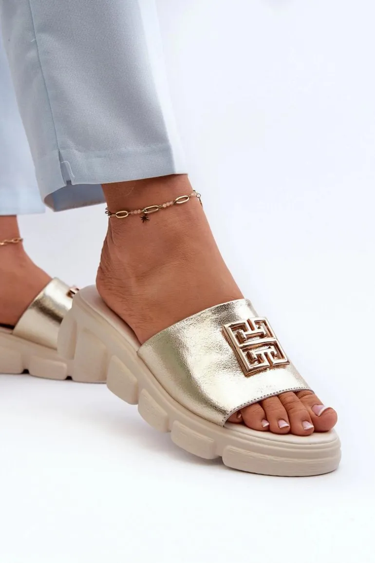 Skórzane Klapki Damskie Ze Złotą Ozdobą Na Koturnie Vinceza 41444 Złote