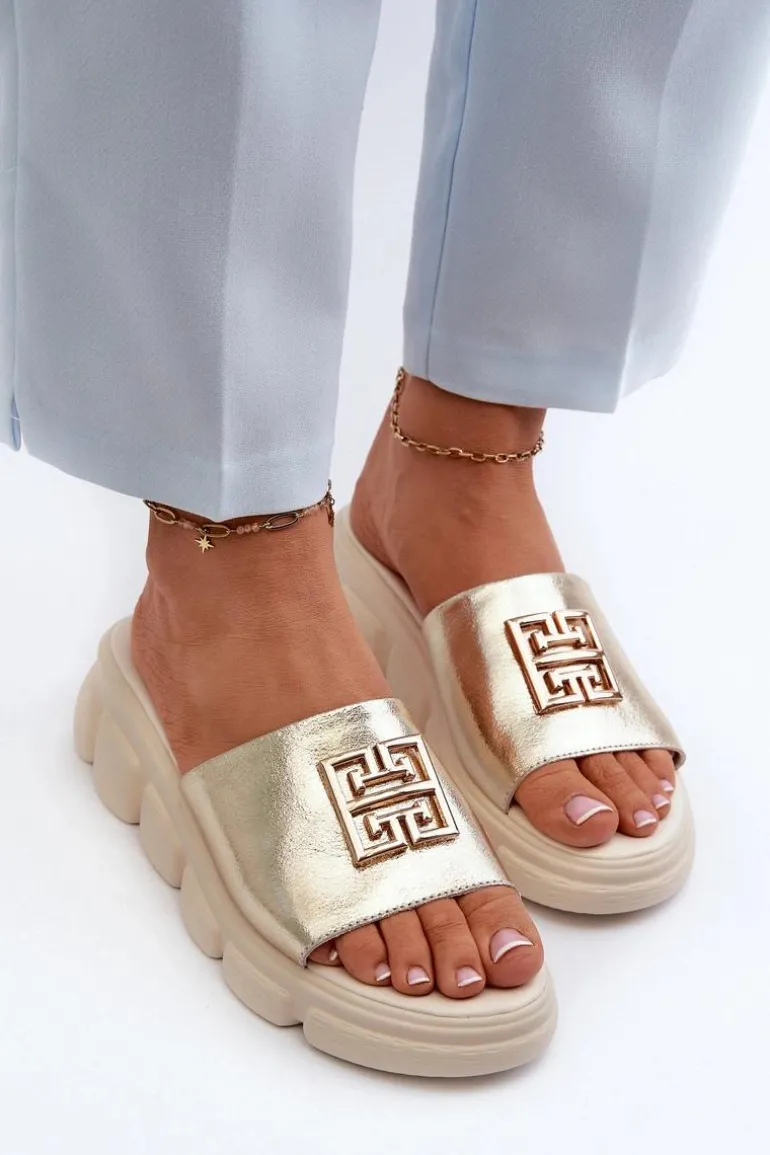 Skórzane Klapki Damskie Ze Złotą Ozdobą Na Koturnie Vinceza 41444 Złote