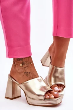 Skórzane Klapki Na Obcasie Złote Livesa