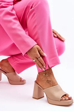 Skórzane Klapki Na Obcasie Beżowe Livesa