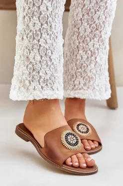 Skórzane Klapki Z Ozdobą Na Płaskim Obcasie Lewski 3047/O Camel