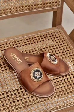 Skórzane Klapki Z Ozdobą Na Płaskim Obcasie Lewski 3047/O Camel