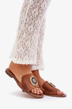 Skórzane Klapki Z Ozdobą Na Płaskim Obcasie Lewski 3047/O Camel