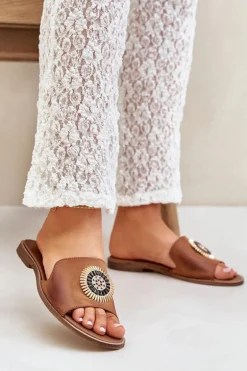 Skórzane Klapki Z Ozdobą Na Płaskim Obcasie Lewski 3047/O Camel