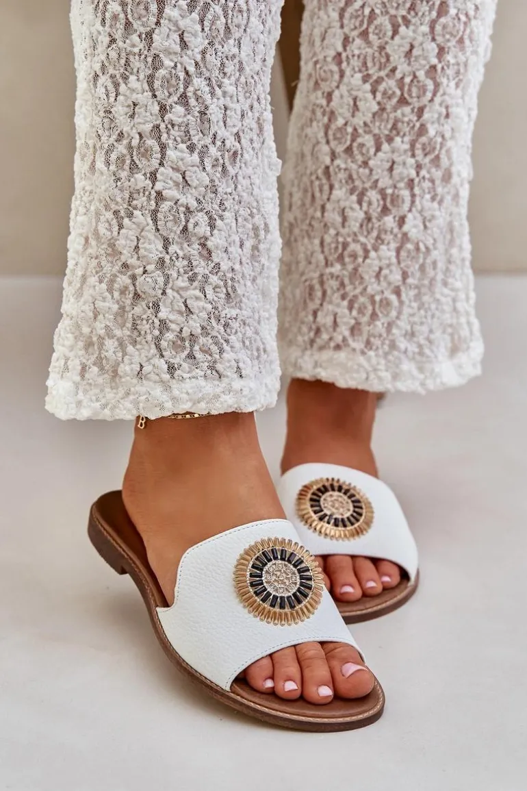 Skórzane Klapki Z Ozdobą Na Płaskim Obcasie Lewski 3047/O Białe