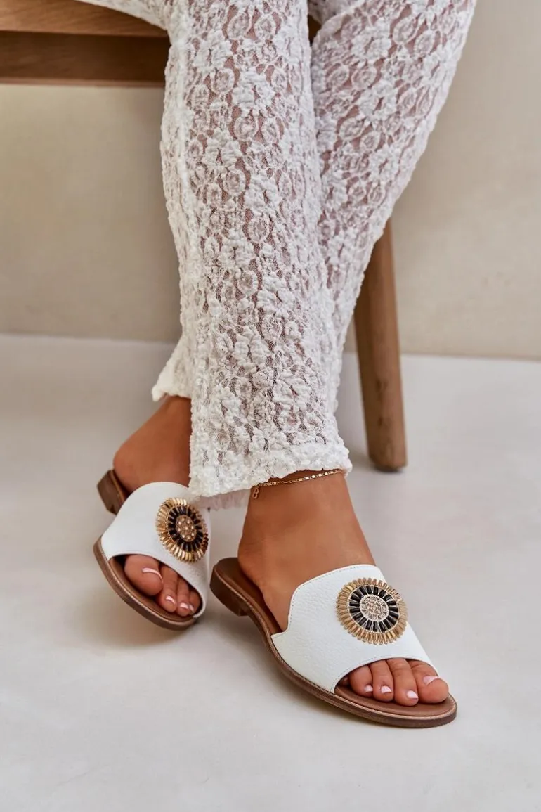 Skórzane Klapki Z Ozdobą Na Płaskim Obcasie Lewski 3047/O Białe