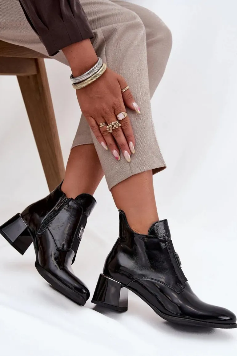 Skórzane Lakierowane Botki Na Klocku Z Ozdobnym Detalem Ocieplane Zazoo 60560 Czarne