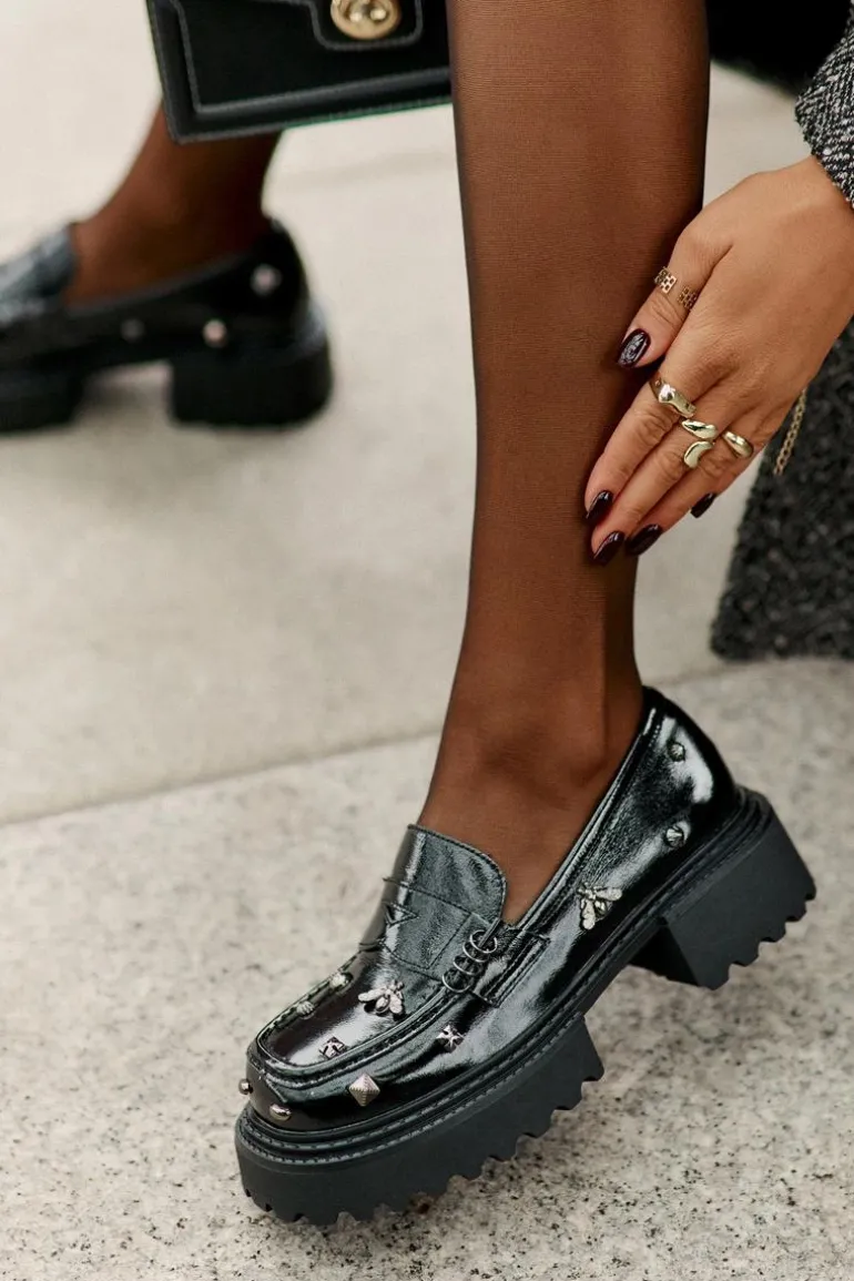 Skórzane Lakierowane Półbuty Damskie Z Ozdobami D&A MR880-103 Czarne