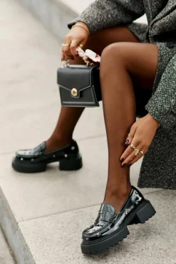 Skórzane Lakierowane Półbuty Damskie Z Ozdobami D&A MR880-103 Czarne