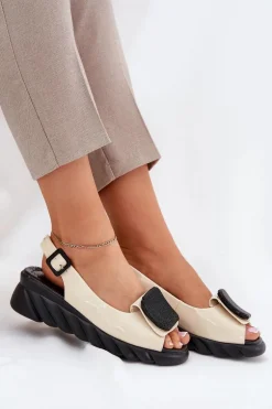 Skórzane Lakierowane Sandały Damskie Na Koturnie z Ozdobą Artiker 56C1567 Beżowe