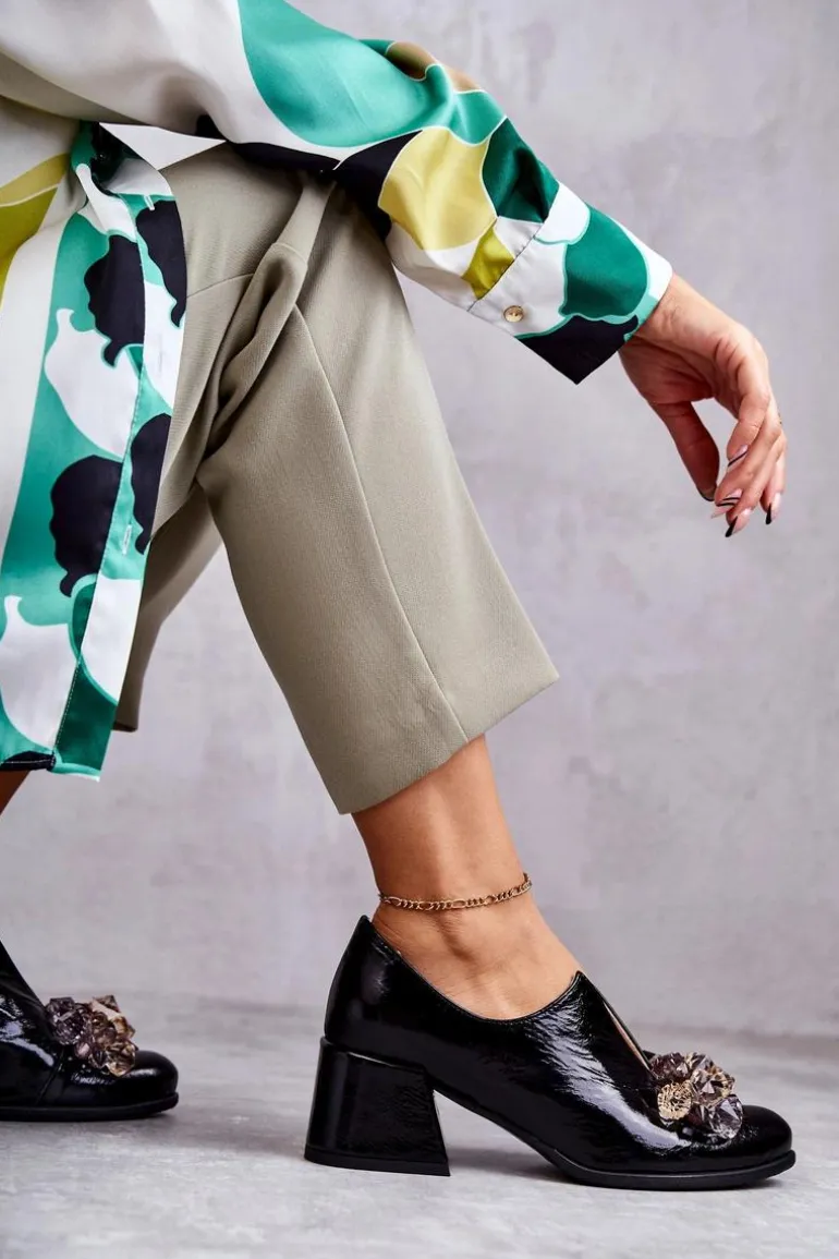 Skórzane Półbuty Gładkie Z Jasną Ozdobą Czarne Delaver