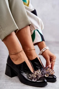 Skórzane Półbuty Gładkie Z Jasną Ozdobą Czarne Delaver