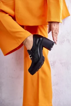 Skórzane Półbuty Na Słupku Ze Złotą Ozdobą Czarne Lemar Mikeyla