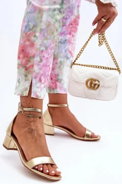 Skórzane Sandałki Na Obcasie Gładkie Złote Inspire Me!