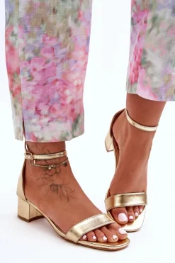 Skórzane Sandałki Na Obcasie Gładkie Złote Inspire Me!